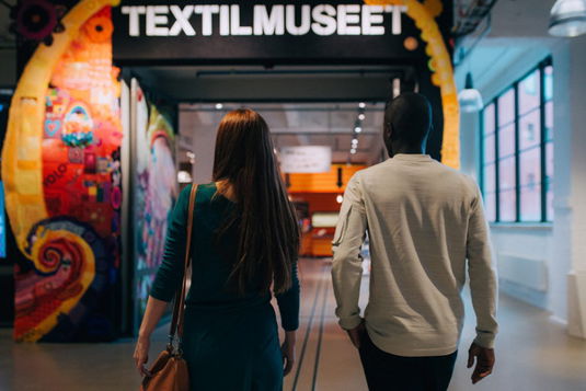 Besökare vid Textilmuseet i Borås