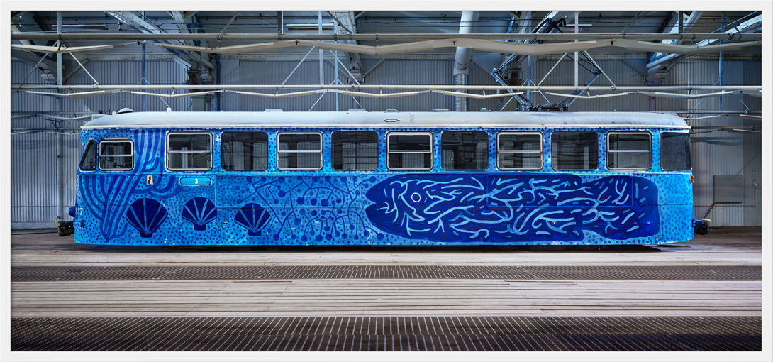 Tavla med motivet blå spårvagn