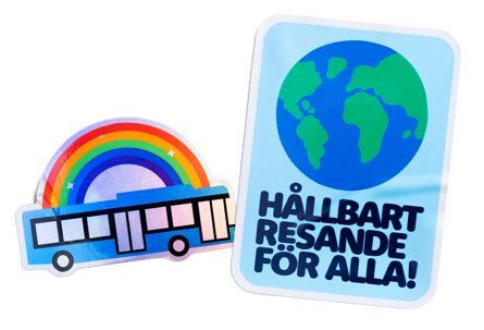 Klistermärke med en tecknad buss och texten hållbart resande för alla!