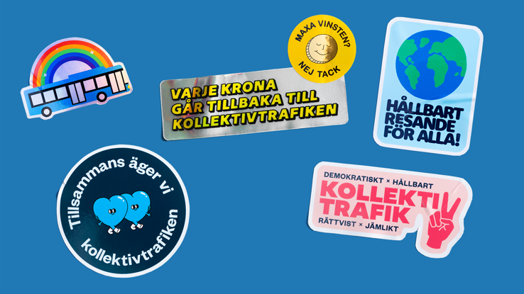 Fem stickers med olika budskap mot blå bakgrund