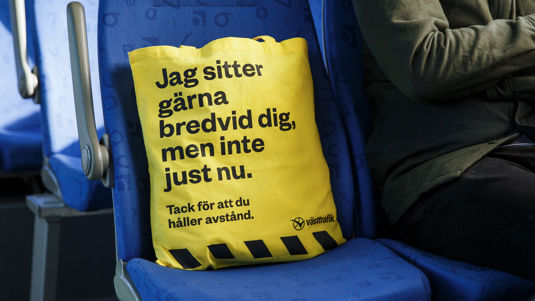 En gul påse på ett säte i en buss