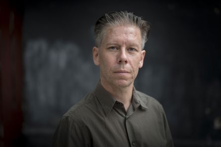 Porträttfoto av poeten Erik Bergqvist