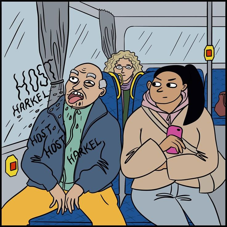 En man och en kvinna sitter bredvid varandra på en buss. Mannen hostar utan att hålla för.