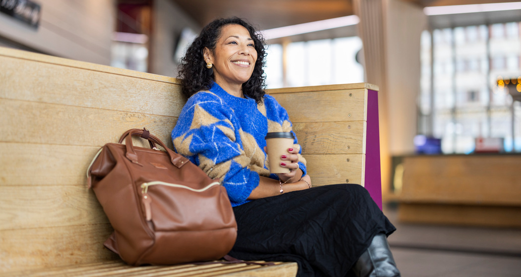Kvinna på resecentrum